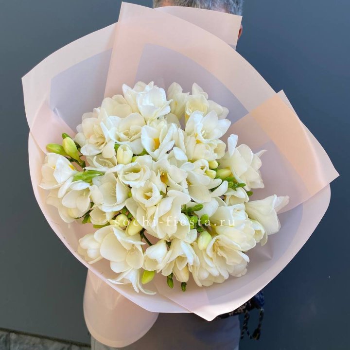 Букет белых фрезий  в Пскове