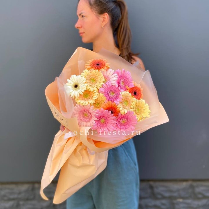 Букет разноцветных гербер в Пскове
