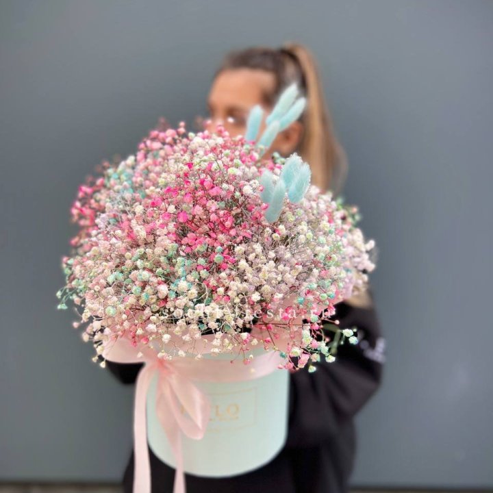 9 Радужных гипсофилы в шляпной коробке в Пскове