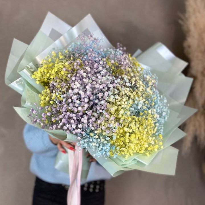 Букет радужных гипсофил в Пскове