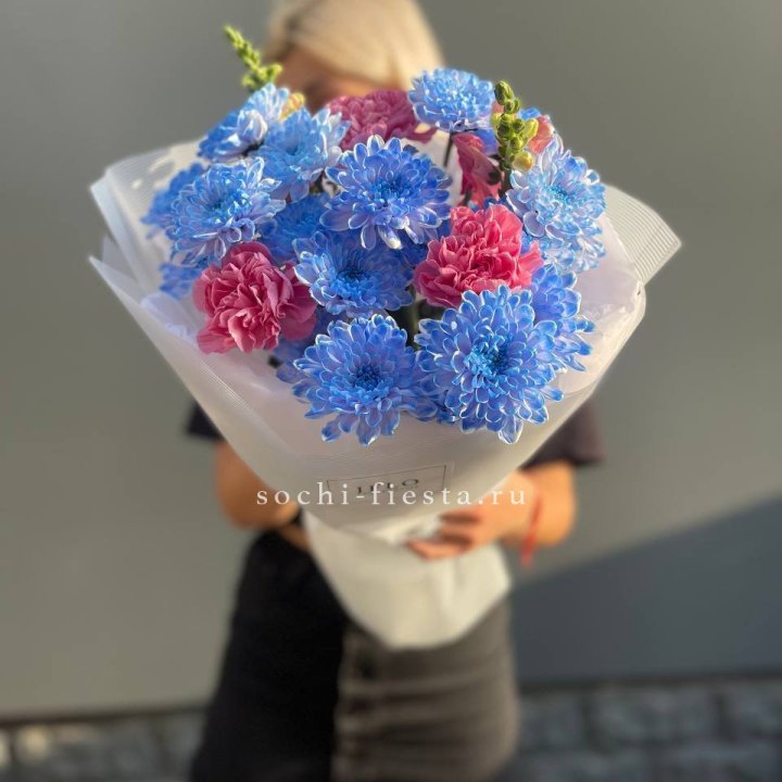 Букет сборный с хризантемой в Пскове