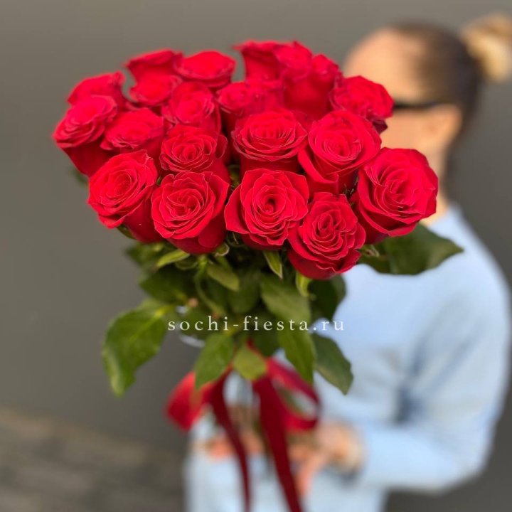 19 красных роз в Пскове