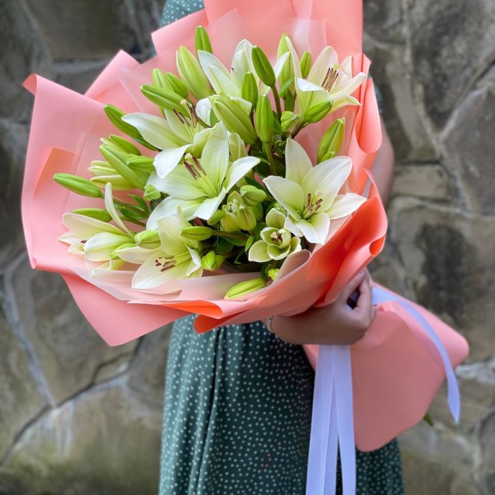 Букет из 7 белых лилий в Пскове