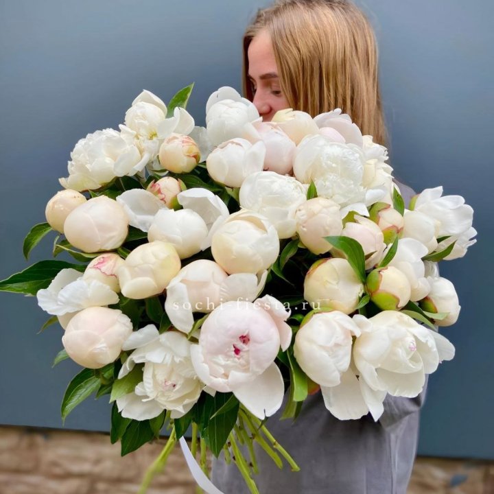 Охапка пионов в Пскове