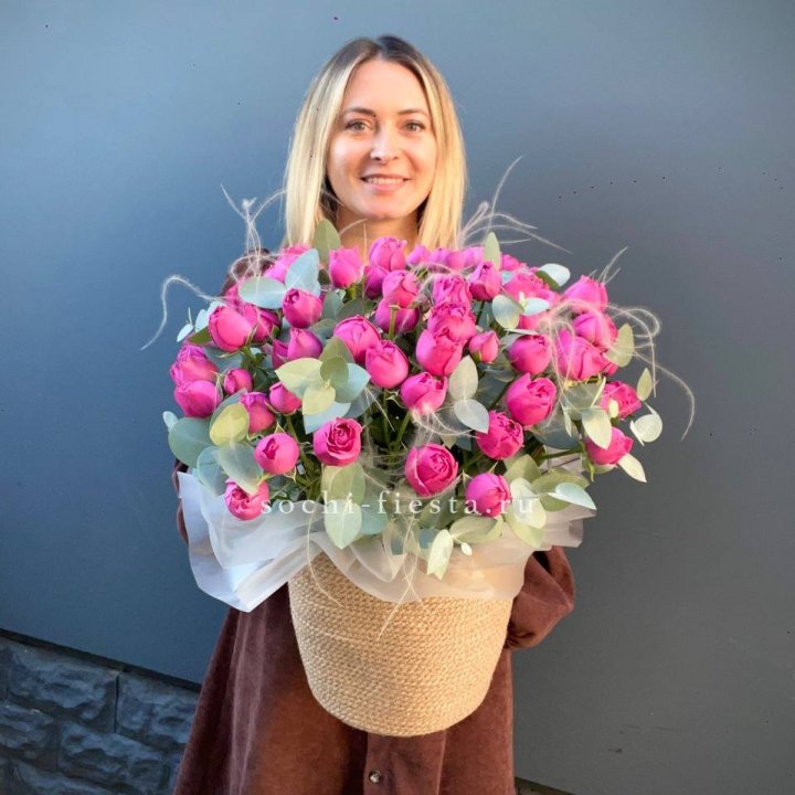 Пионовидные розы  в джутовом кашпо  в Пскове