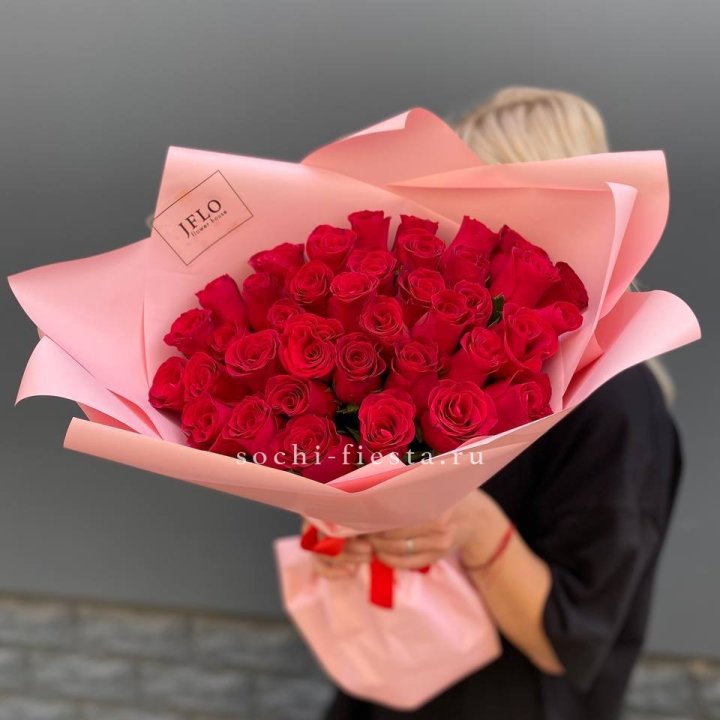 35 красных роз в Пскове