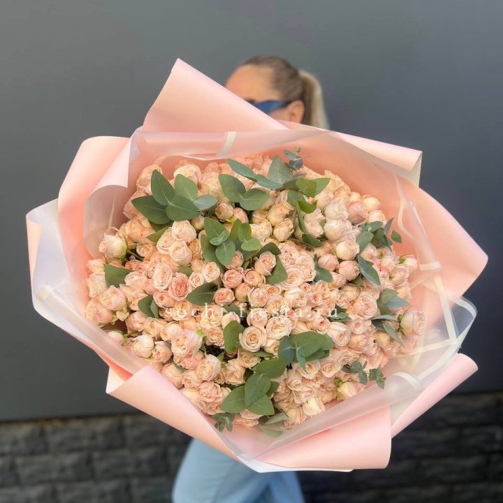 101 кустовая роза с эвкалиптом в Пскове