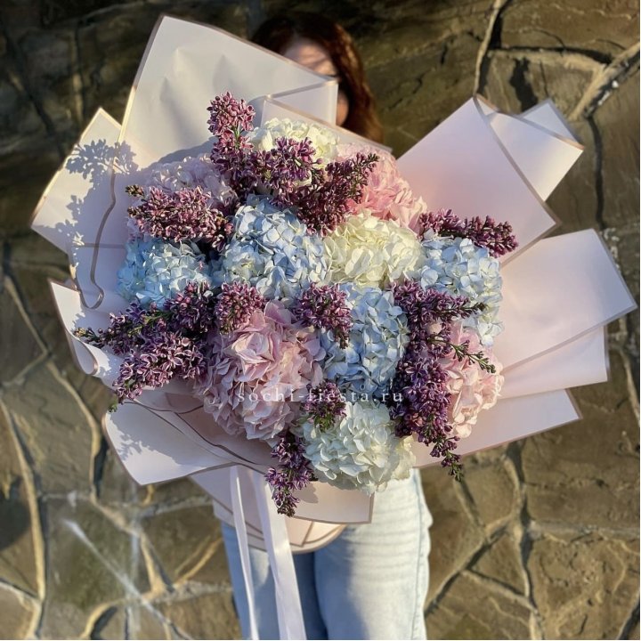 Букет гортензии с сиренью в Пскове