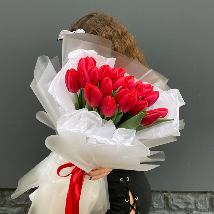  25 красных воздушных тюльпанов в Пскове