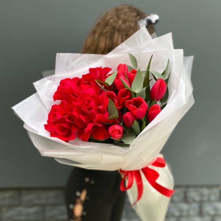 Дуо тюльпаны и розы в Пскове