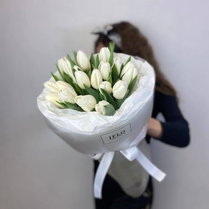  19 белых воздушных тюльпанов в Пскове