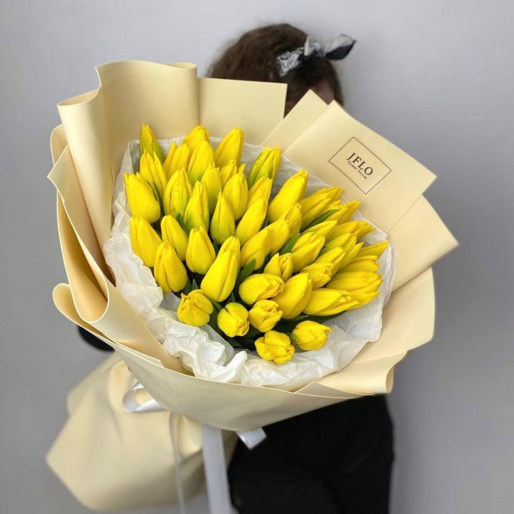 51 жёлтый тюльпан в Пскове