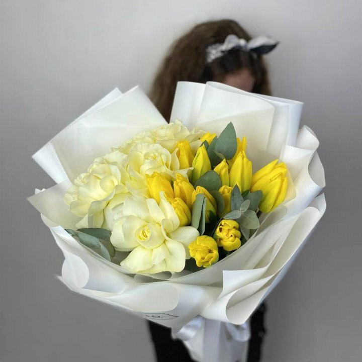 Дуо жёлтые тюльпаны и розы в Пскове