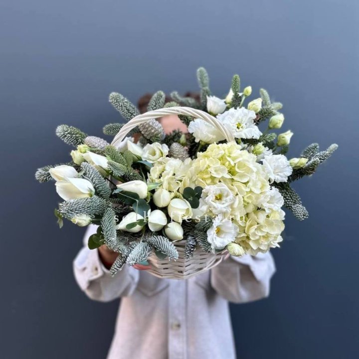 Новогодняя корзина с цветами в Пскове