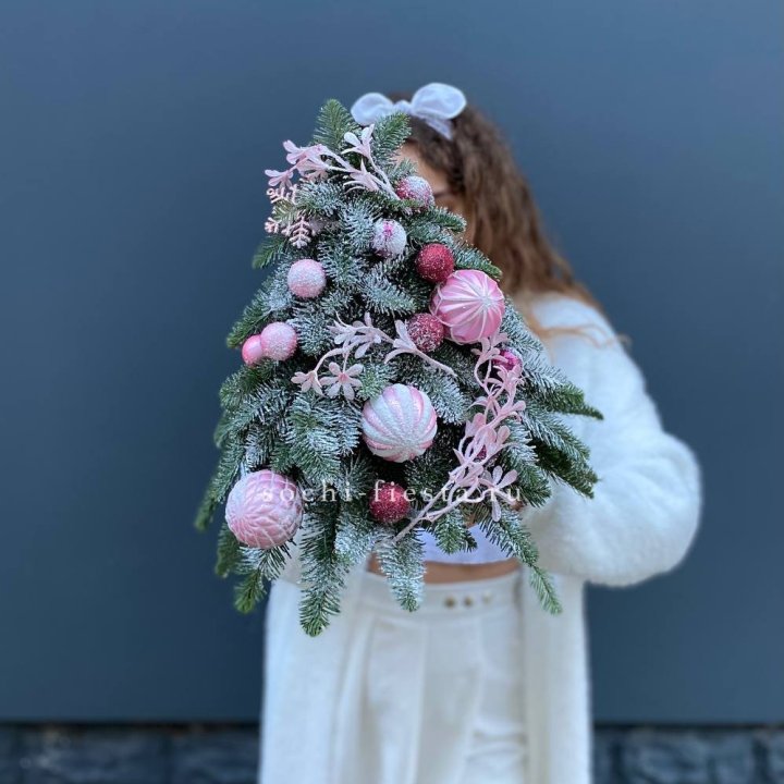 Новогодняя елочка "Розе" в Пскове