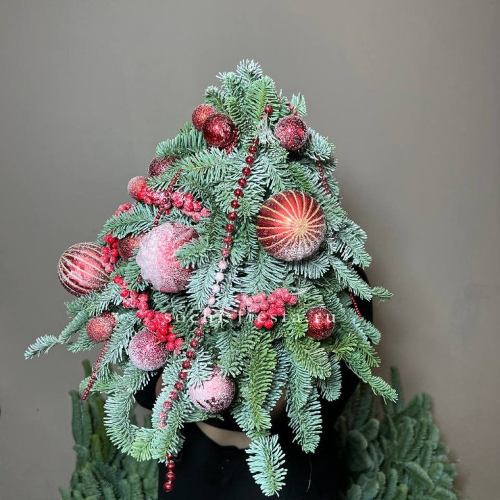 Ёлка красная в Пскове