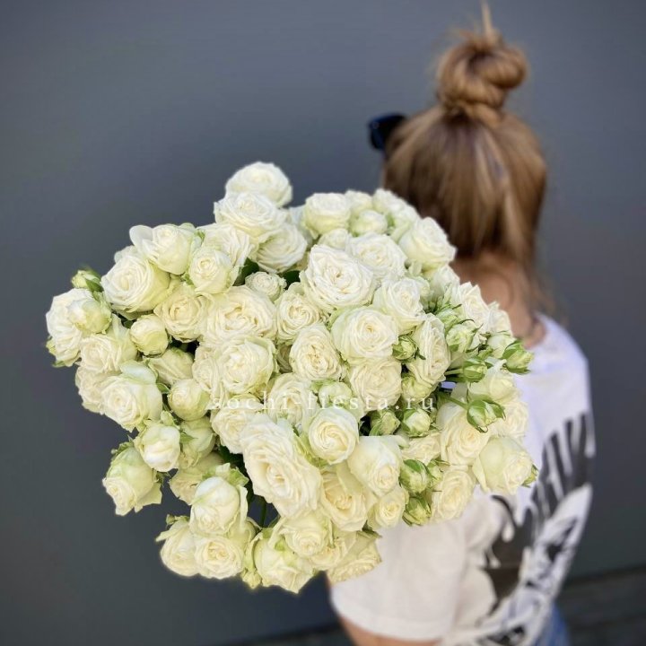 Охапка кустовых роз бомбастик  в Пскове