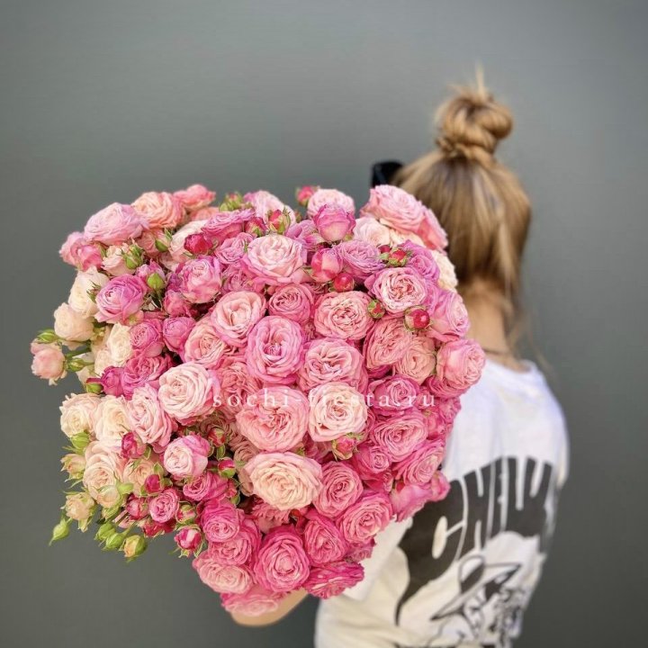 Охапка кустовых роз бомбастик пинк в Пскове