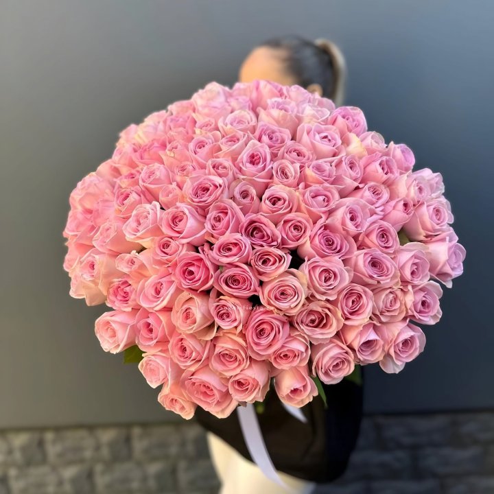 Охапка из 101 розовой розы в Пскове