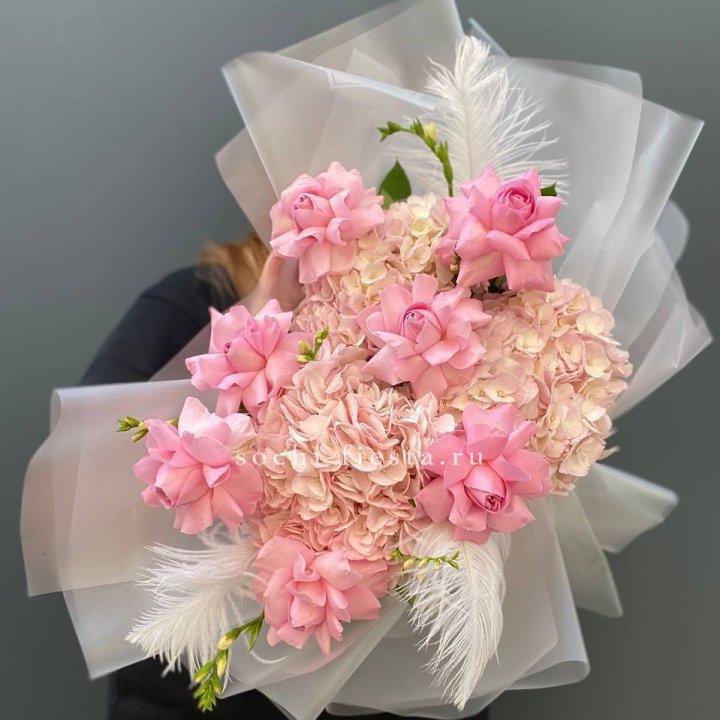  Букет  из гортензий и розовых роз в Пскове