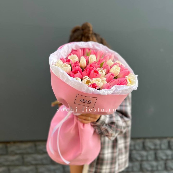 51 бело-розовый тюльпан в Пскове