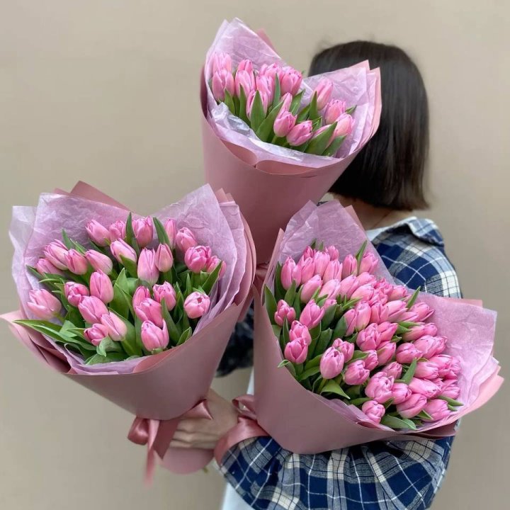 Букет розовых тюльпанов в Пскове