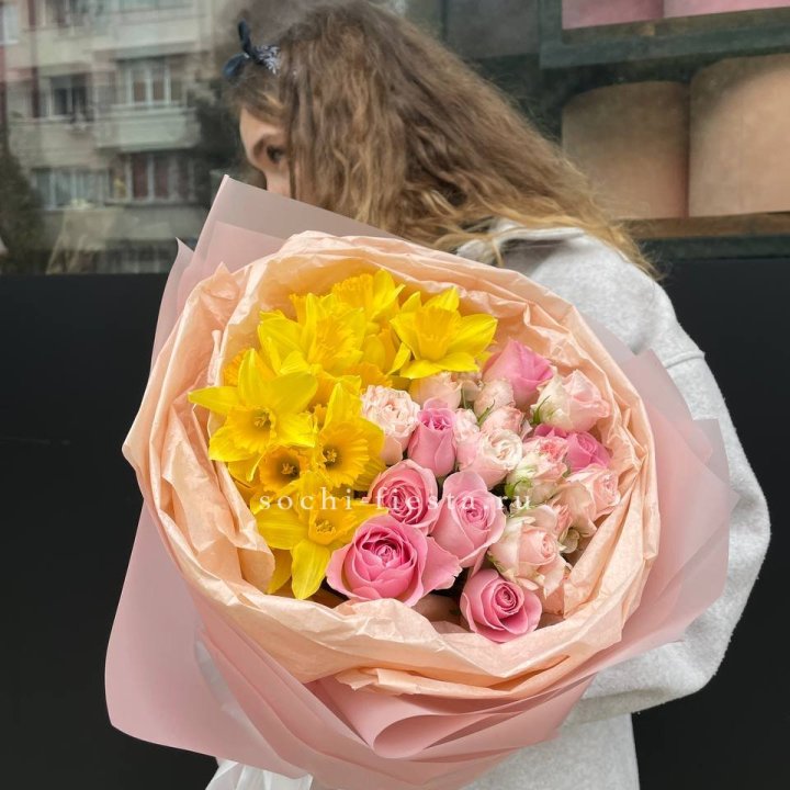 Букет роз и нарциссов в Пскове
