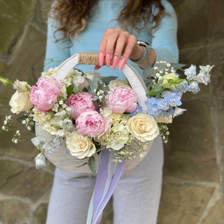 Ящик с пионами в Пскове