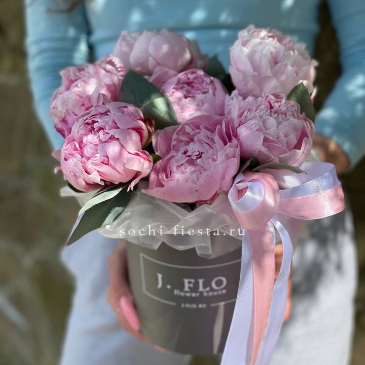 Цилиндр пионов с эвкалиптом в Пскове