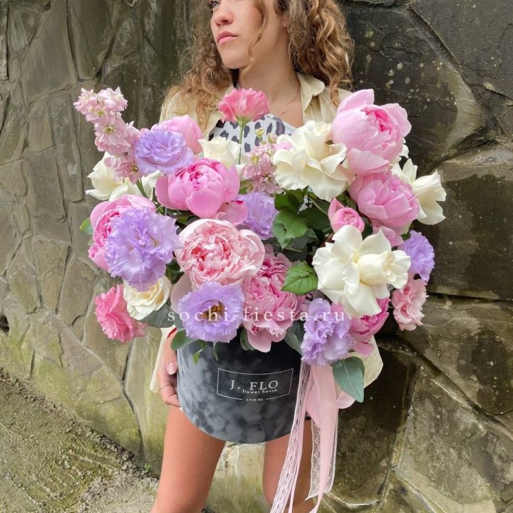 Дизайнерский цилиндр с пионами в Пскове