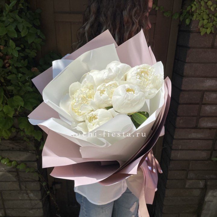 9 белоснежных пионов в Пскове