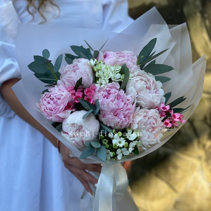 7 зефирных пионов с эвкалиптом в Пскове