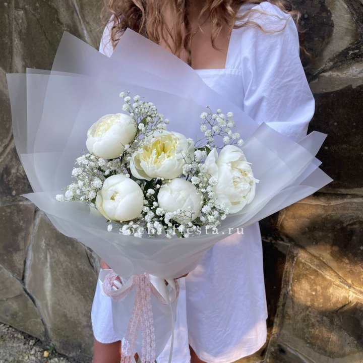Букет белых пионов "Файв" в Пскове