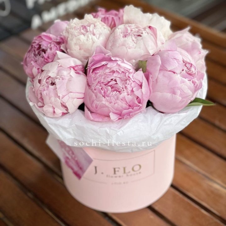 Цилиндр с пионами "Лилу" в Пскове