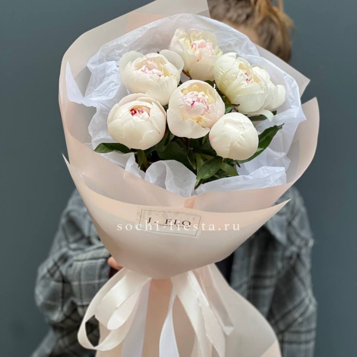Букет белых пионов в Пскове