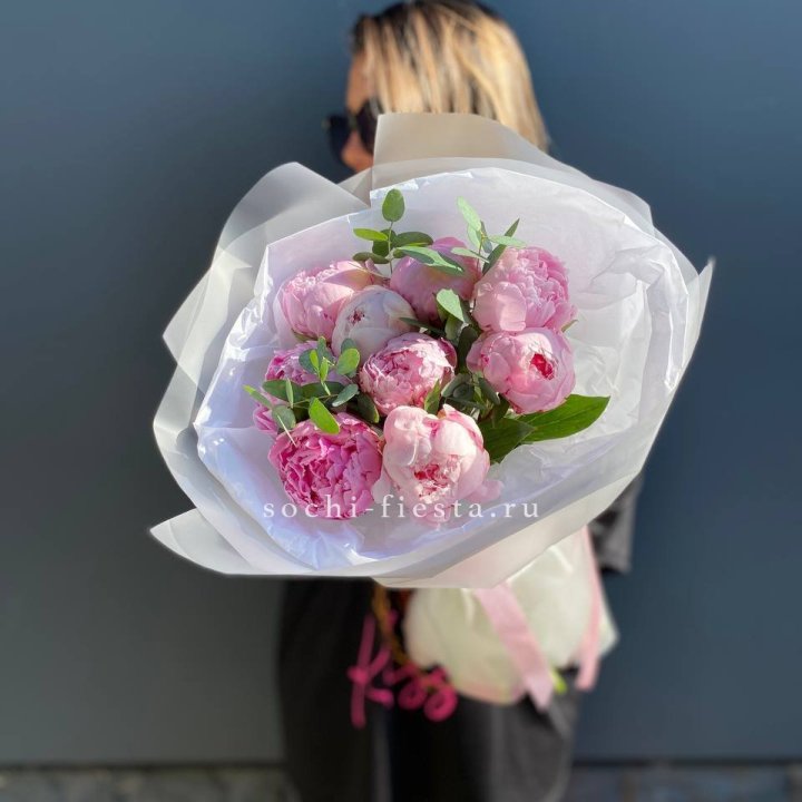 9 пионов с эвкалиптом в Пскове