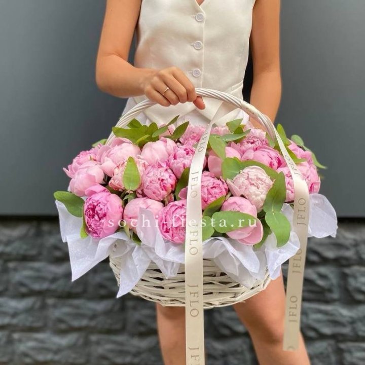 29 пионов в корзине в Пскове