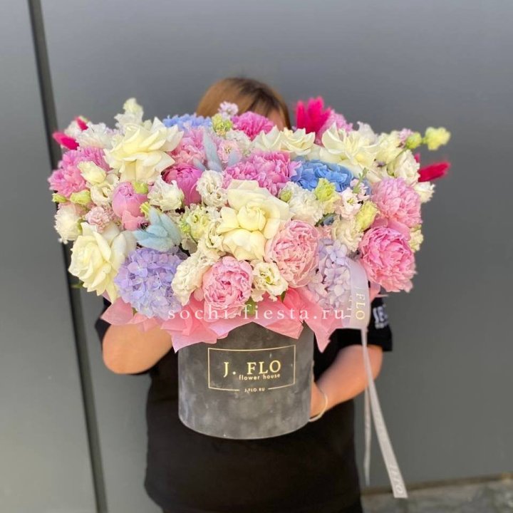 Цилиндр с пионами "Аса" в Пскове