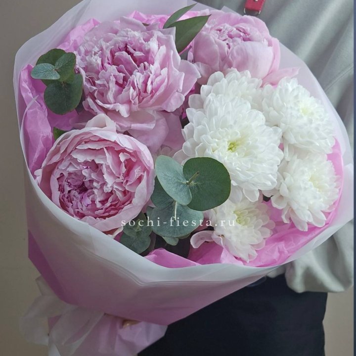  Букет комплимент с пионами в Пскове
