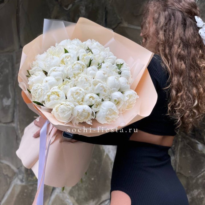 35 белых пион в Пскове