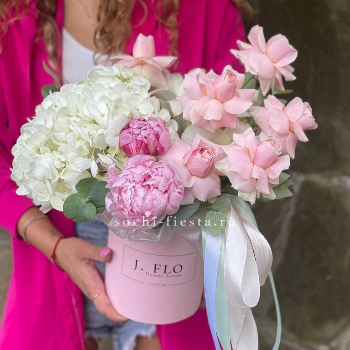 Цилиндр с пионами "Алисия" в Пскове