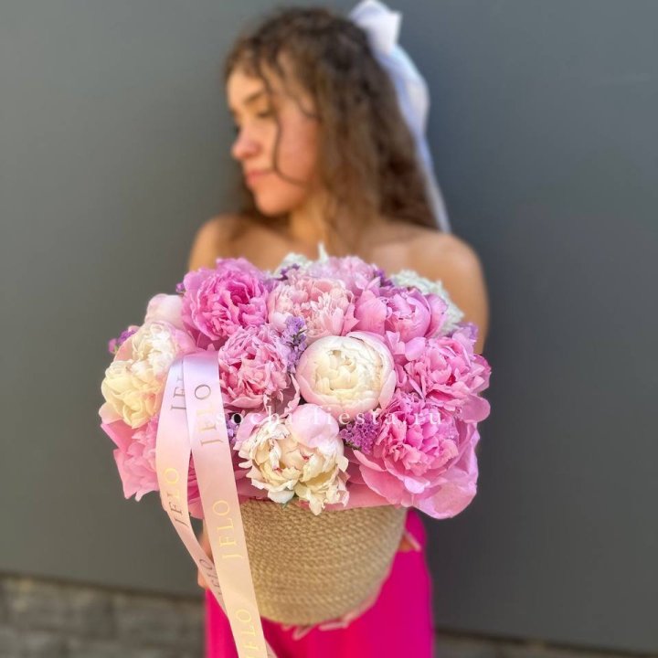 15 пионов в джутовом кашпо в Пскове