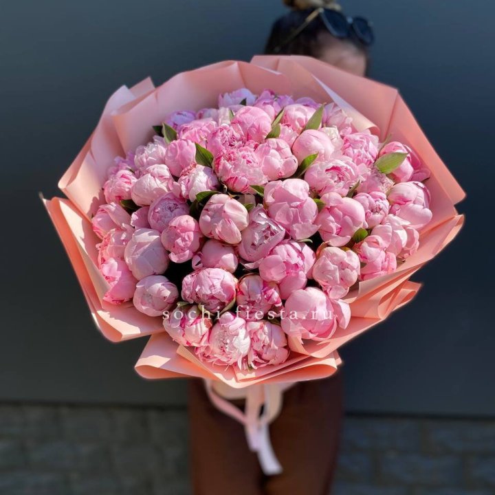 Нежный букет 51 пионов  в Пскове