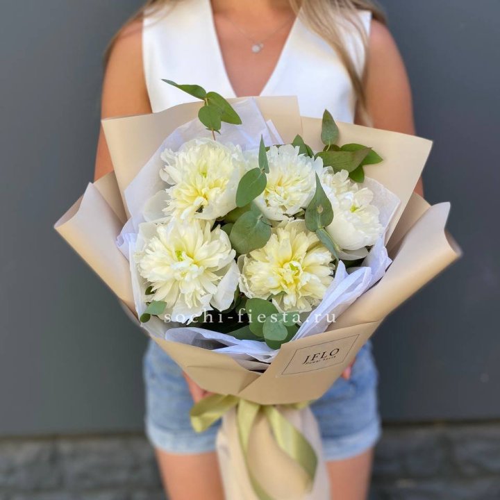  Букет белых пионов в Пскове