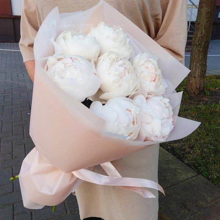 Букет белых пионов в Пскове