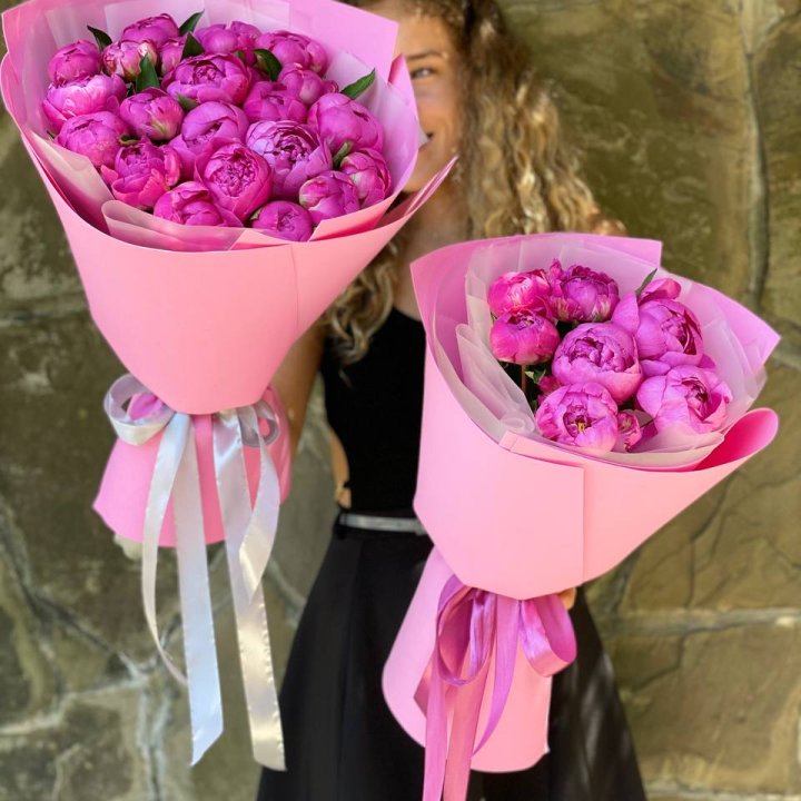 Букет ярких пионов  в Пскове