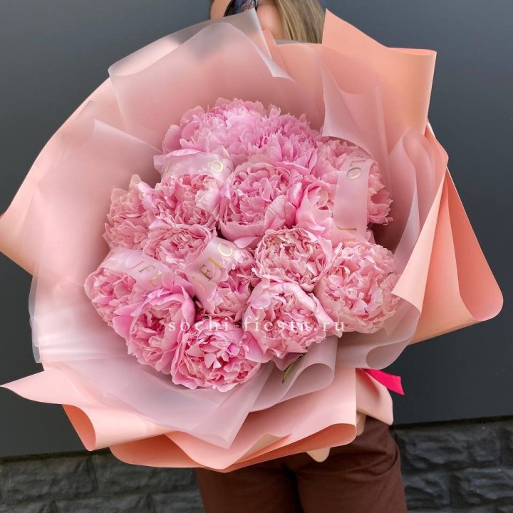 15 пионов "Монинг" в Пскове