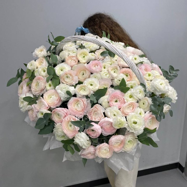 Ранункулюсы в корзине в Пскове