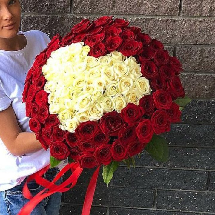 101 роза "Сердце" в Пскове
