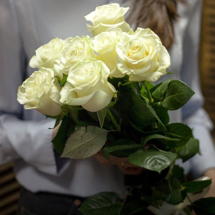 7 белых роз в Пскове